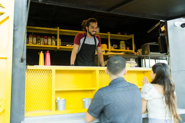 Arkadan Birkaç Müşteri Yemek Siparişlerini Yemek Kamyonundaki Mutlu Tezgahtardan Verirken — Stok fotoğraf