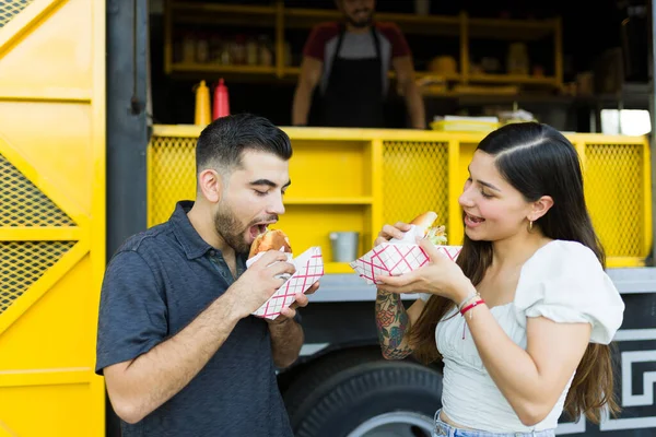 空腹ラテン語の若いカップル食べるファーストフードランチ一緒にでザフードトラック — ストック写真