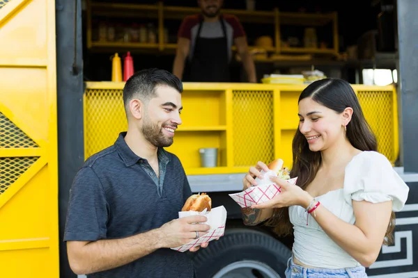 Веселые Молодой Человек Женщина Заказывают Уличную Еду Едят Вкусный Сэндвич — стоковое фото