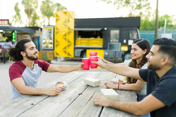 Amici Clienti Fare Brindisi Con Bevande Mentre Mangia Fast Food — Foto Stock