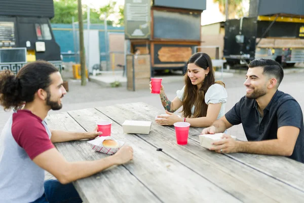 Grupo Amigos Comendo Juntos Saindo Enquanto Comem Fast Food Caminhão — Fotografia de Stock
