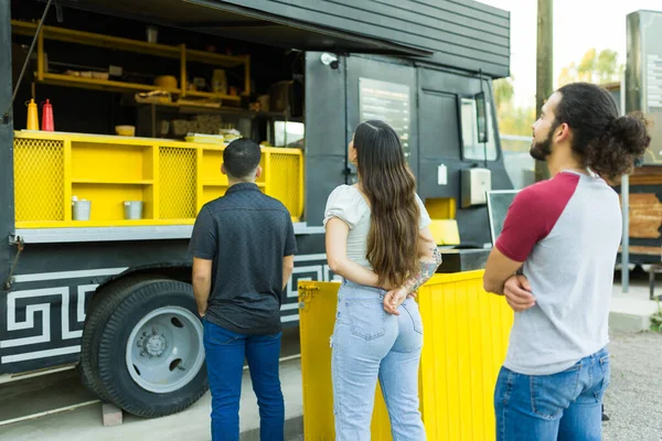 Молоді Люди Черзі Чекають Замовити Обід Вантажівці Швидкого Харчування — стокове фото