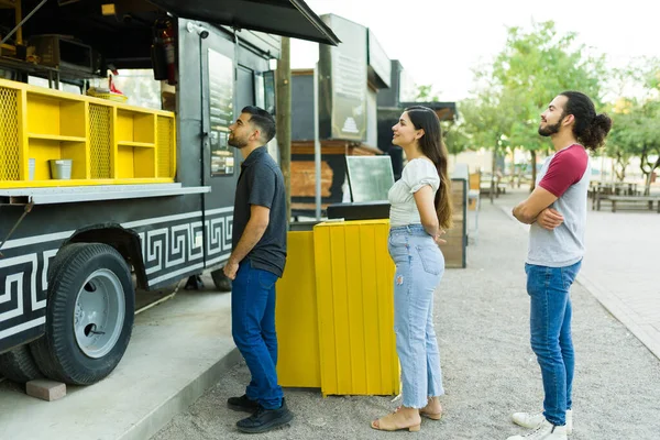 Happy Customers Queuing Waiting Order Delicious Food Food Truck — Stock Photo, Image