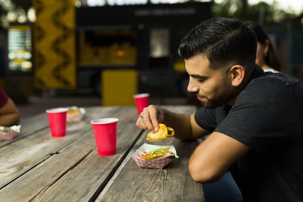 Привлекательный Мужчина Ест Мексиканские Тако Наслаждается Уличной Едой Друзьями Ночам — стоковое фото