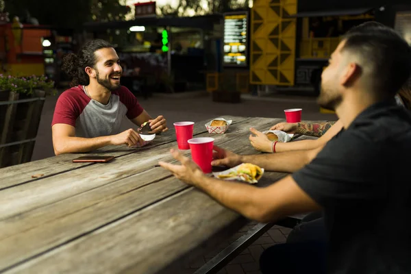 Ισπανόφωνοι Φίλοι Γελάνε Και Διασκεδάζουν Τρώγοντας Τάκος Από Καλάθι Φαγητού — Φωτογραφία Αρχείου