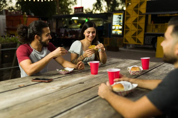 Hermosos Jóvenes Amigos Hispanos Disfrutando Comida Callejera Mexicana Mientras Comen —  Fotos de Stock