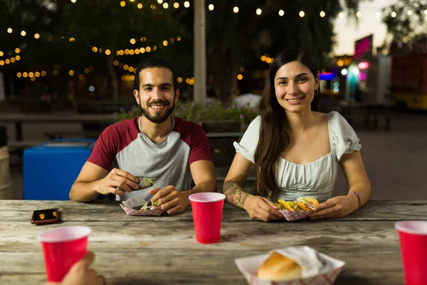 Meksika Mutlu Bir Çiftin Portresi Yemek Arabasından Lezzetli Tacolar Yiyor — Stok fotoğraf