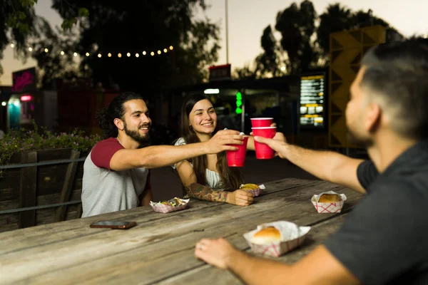 Amigos Sorridentes Dizendo Aplausos Com Suas Bebidas Enquanto Comem Cozinha — Fotografia de Stock