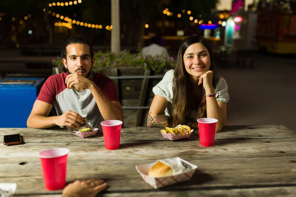 Hambrientos Amigos Felices Sonriendo Haciendo Contacto Visual Mientras Comen Tacos —  Fotos de Stock