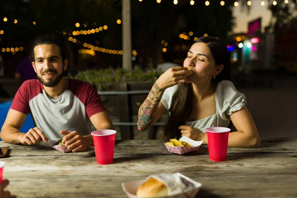 Jovem Faminto Homem Comendo Deliciosos Tacos Rua Com Amigos Caminhão — Fotografia de Stock