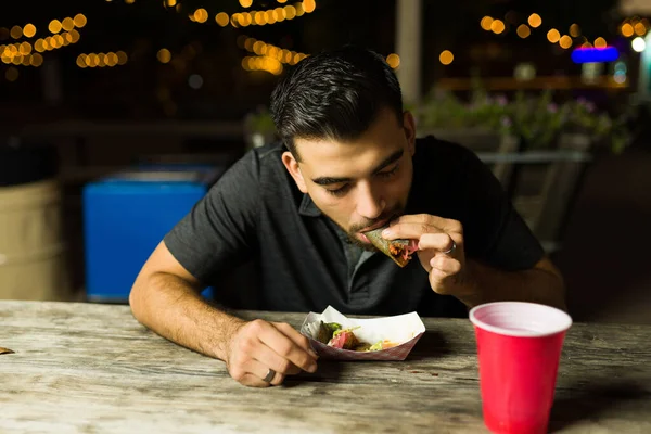 肚子饿了 吃着美味的墨西哥玉米卷 吃着购物车里的饭菜 — 图库照片