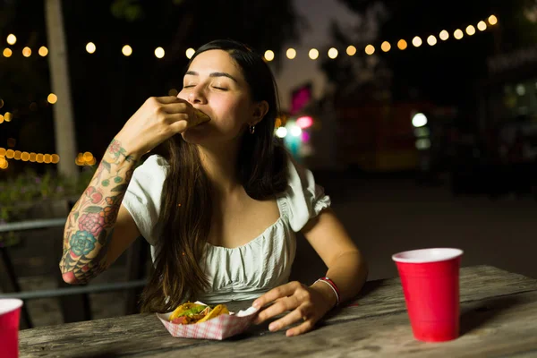 Atractiva Mujer Hispana Mirando Hambrienta Disfrutando Comiendo Deliciosos Tacos Mexicanos — Foto de Stock