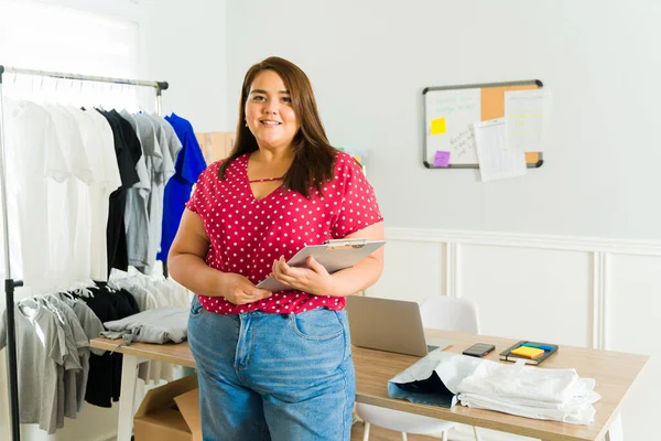 陽気な女性起業家は 需要店のビジネスの印刷でオンライン販売人として働く笑顔 — ストック写真
