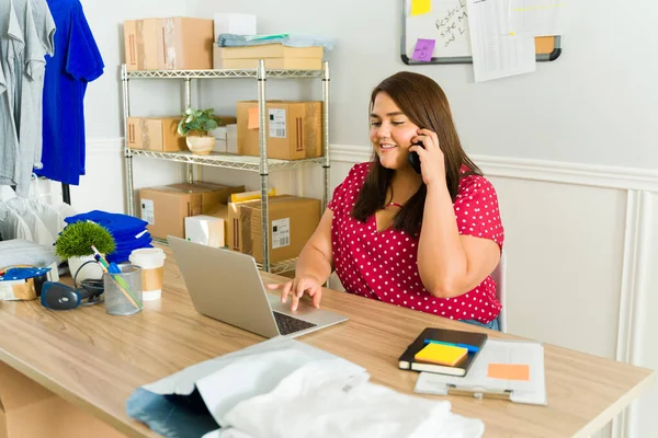 Mujer Latina Hablando Por Teléfono Con Cliente Mientras Trabaja Una — Foto de Stock