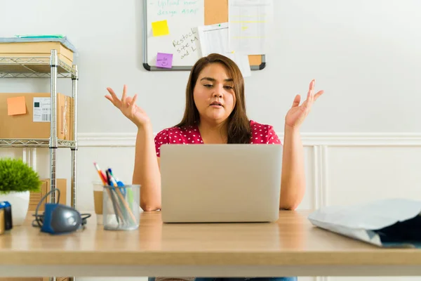 年轻女性在家里工作 在办公室的笔记本电脑上有一个视频通话 在她的网上交易中 — 图库照片
