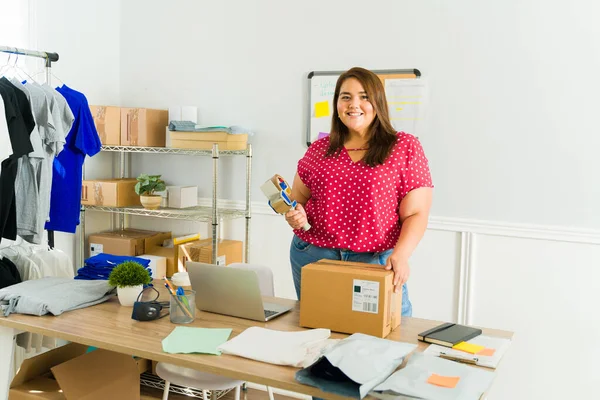 Mujer Atractiva Sintiéndose Feliz Mirando Cámara Mientras Trabaja Con Paquetes —  Fotos de Stock
