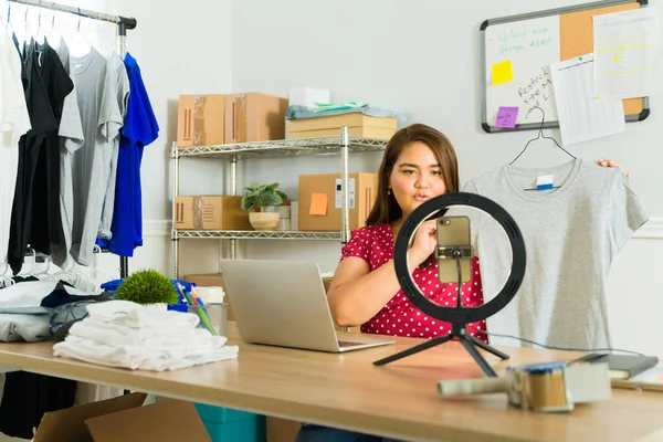 Mujer Joven Emprendedora Filmando Vídeo Smartphone Mostrando Impresión Bajo Demanda — Foto de Stock