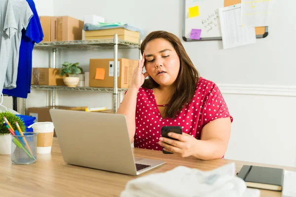 Mulher Empresária Cansada Olhando Para Seu Smartphone Enquanto Trabalhava Casa — Fotografia de Stock