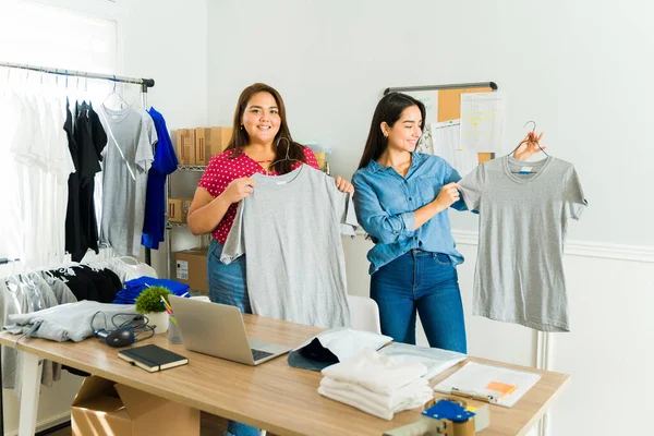 Wesoły Właścicieli Małych Firm Pokazując Swoje Druki Żądanie Shirty Sprzedające — Zdjęcie stockowe