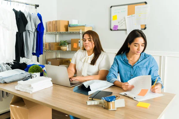 Латинские Женщины Партнеры Работающие Вместе Офисе Над Своим Онлайн Бизнесом — стоковое фото