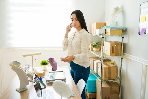 Latina Mulher Atraente Falando Telefone Enquanto Trabalhava Sua Loja Jóias — Fotografia de Stock