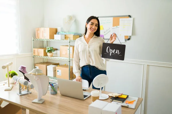 Wesoła Kobieta Trzyma Otwarty Znak Wygląda Szczęśliwy Pracując Domu Sprzedaży — Zdjęcie stockowe