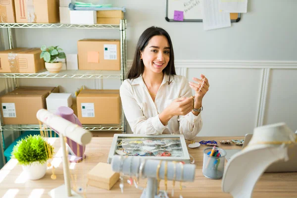 Retrato Empreendedor Feliz Trabalhando Casa Trabalhando Uma Joalharia Online — Fotografia de Stock