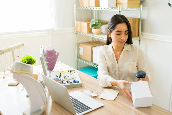 Mujer Vendedor Línea Escanear Los Paquetes Para Enviar Los Clientes —  Fotos de Stock