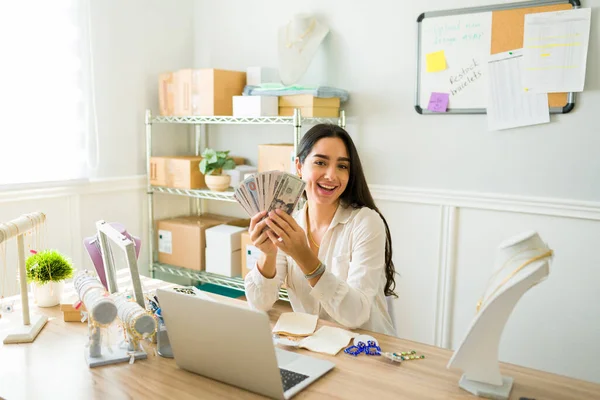 有一家成功的网上商店的女企业家很兴奋 在家里工作赚了很多钱 — 图库照片