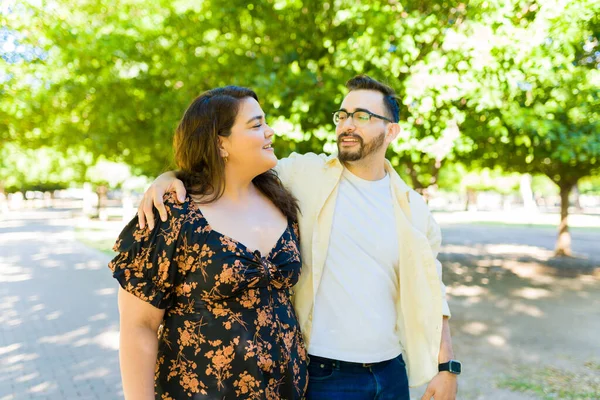 Happy Caucasian Man Dating Size Beautiful Woman Having Date Park — Stock Photo, Image