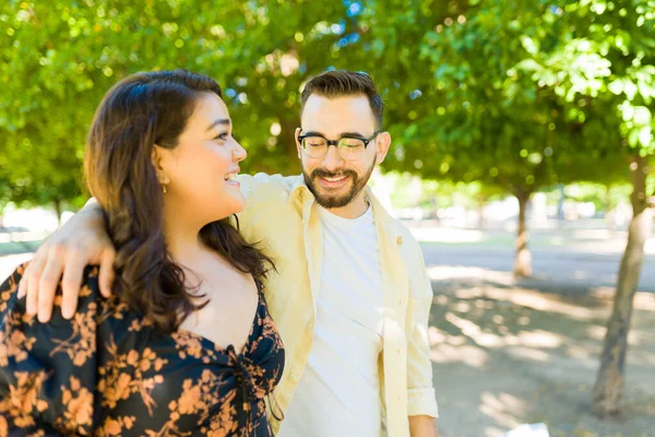 Beautiful Young Couple Taking Walk Park Date While Hugging Smiling — Stock Photo, Image