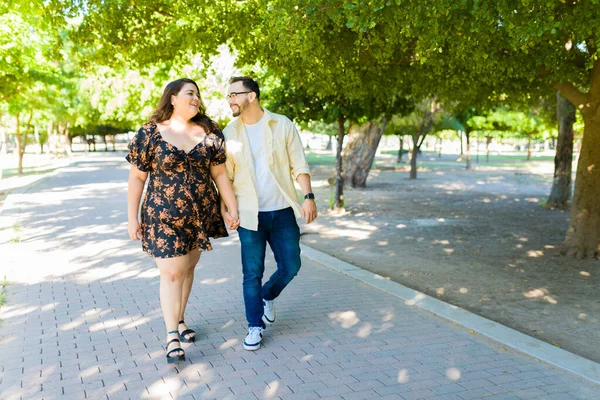Attractive Big Woman Caucasian Man Holding Hands Dating While Walking — Stock Photo, Image