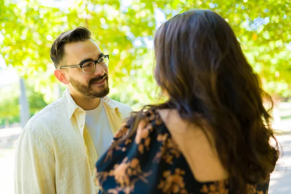 Schöner Kaukasischer Mann Lächelt Seiner Freundin Und Hat Ein Lustiges — Stockfoto