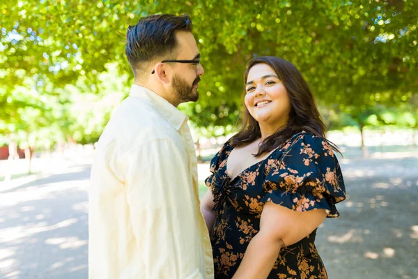 Attractive Fat Woman Smiling Making Eye Contact While Holding Hands — Stock Photo, Image