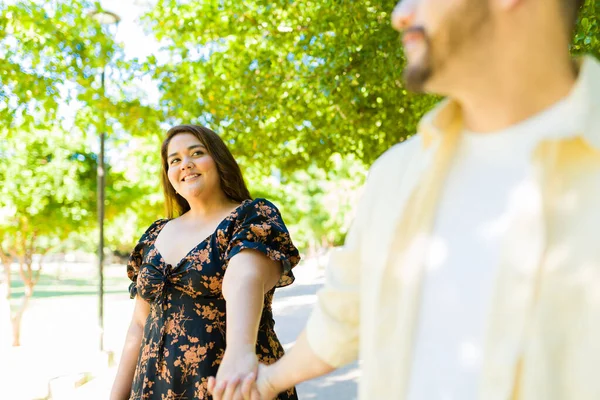 Latin Şişman Kadını Seven Gülümseyen Ele Tutuşan Parkta Mutlu Erkek — Stok fotoğraf