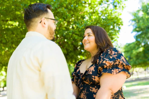 Cheerful Beautiful Fat Woman Smiling While Looking Her Boyfriend While — Stock Photo, Image