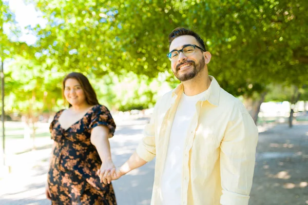 Attractive Smiling Man Holding Hands His Size Girlfriend Date Park — Stock Photo, Image