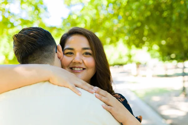 Gorgeous Hispanic Big Woman Smiling Park While Giving Loving Hug — Stock Photo, Image