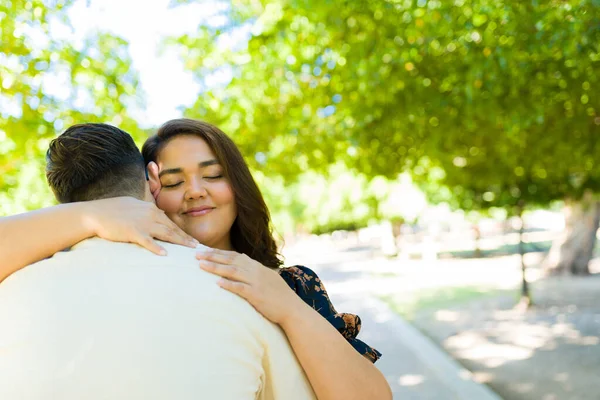 Ontspannen Vet Jong Vrouw Sluiten Haar Ogen Gevoel Liefde Terwijl — Stockfoto