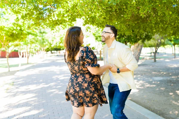 Heyecanlı Neşeli Erkek Arkadaş Iri Kız Arkadaş Parkta Eğlenirken Gülüyorlar — Stok fotoğraf