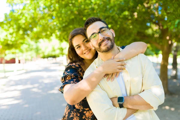 Portrait Happy Young Couple Hugging Smiling While Enjoying Fun Date — Stock Photo, Image