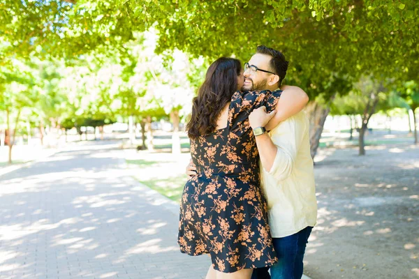 Dışarıda Gülerken Mutlu Sevgilisini Kucaklamak Için Koşan Şişman Kadını Seven — Stok fotoğraf