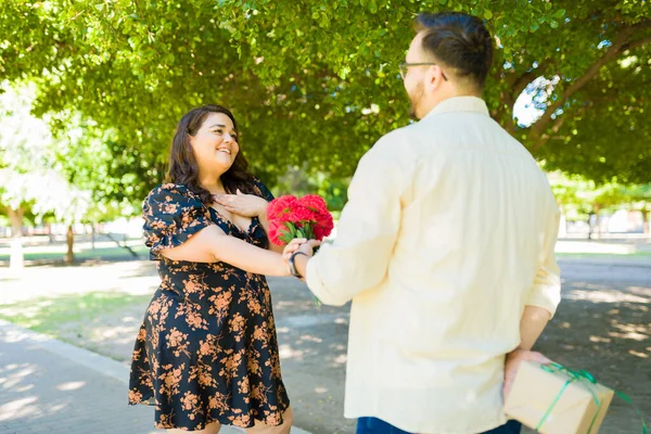 Homem Atraente Dando Flores Presente Para Sua Namorada Feliz Durante — Fotografia de Stock