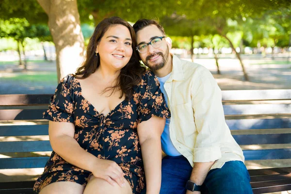 Egy Boldog Szerelmespár Portréja Amint Mosolyognak Miközben Együtt Ülnek Parkban — Stock Fotó
