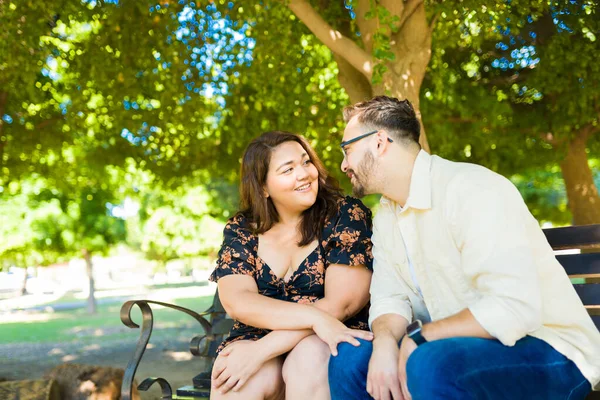 Attractive Fat Woman Caucasian Man Smiling Talking Date Park — Stock Photo, Image