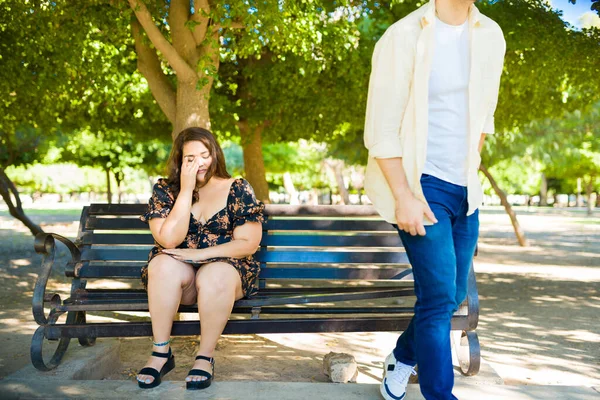 Boyfriend Breaking Her Sad Crying Girlfriend Leaving Date Park — Stock Photo, Image