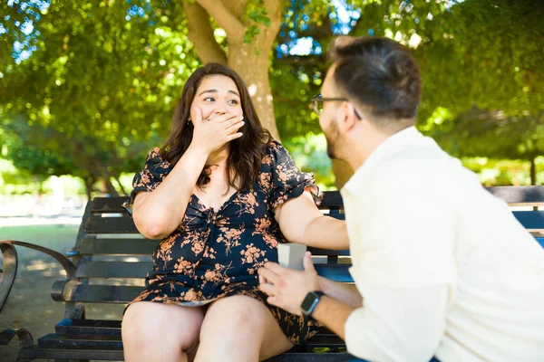 Surpreendida Mulher Latina Gorda Olhando Surpreso Com Casamento Propondo Seu — Fotografia de Stock