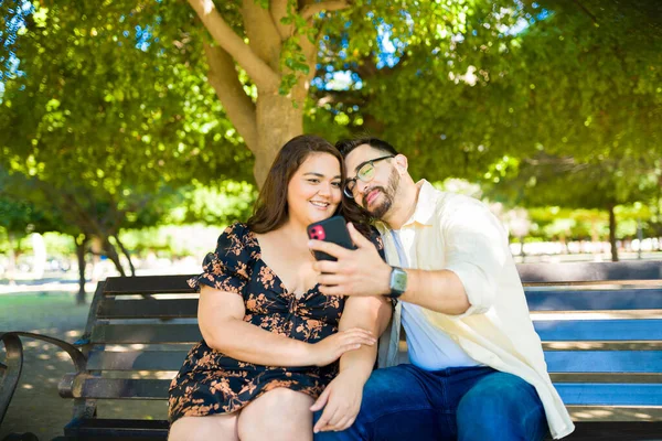 Happy Attractive Couple Taking Selfie Smartphone Post Social Media Date — Stock Photo, Image