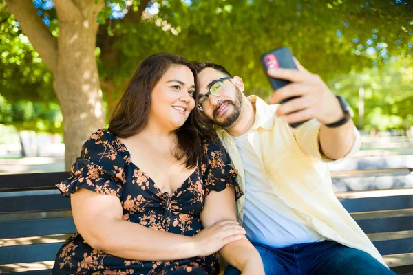 Latin Fat Woman Caucasian Man Dating Taking Selfie Smartphone Outdoors — Stock Photo, Image