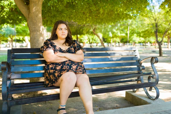 Naštvaná Hispánka Velikost Žena Sedí Sama Lavičce Parku Rozrušená Svým — Stock fotografie